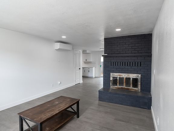 5th image of 984 Island St