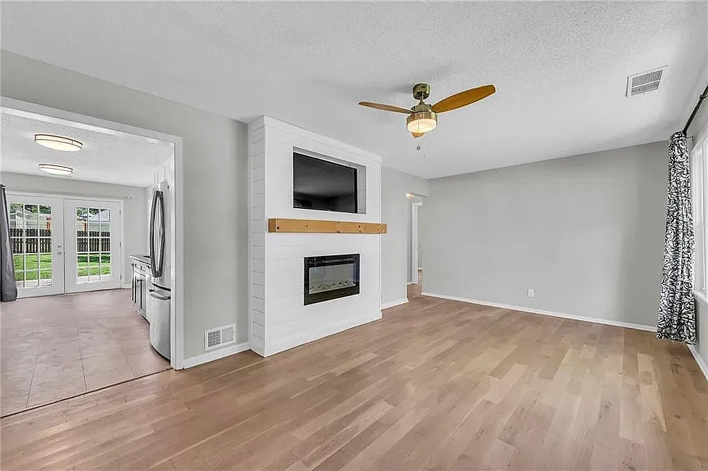 3 bed, 1140 sqft, $2,299 — Photo 4