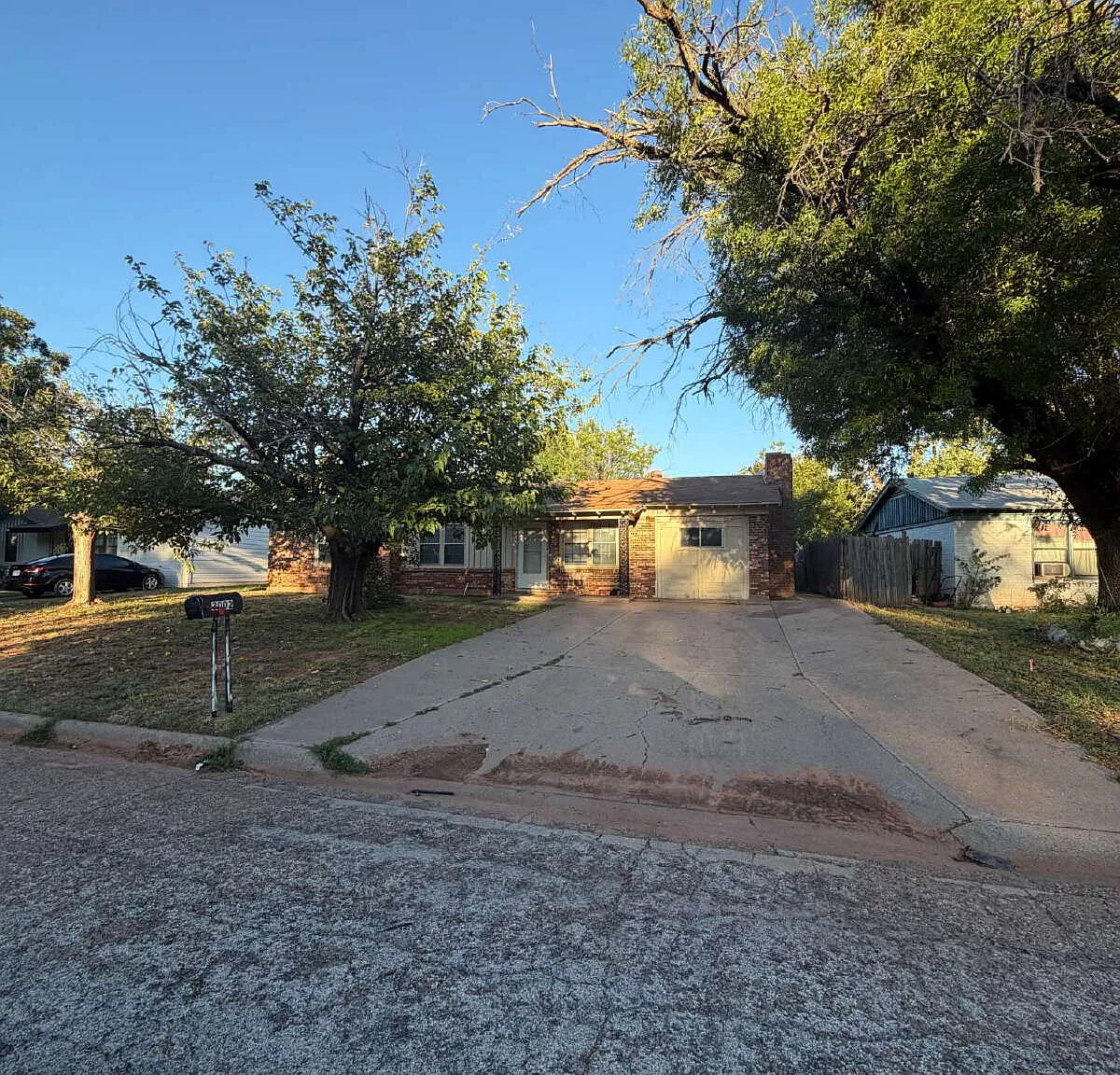 4 bed, 2.0 bath, $2,000 — Photo 1