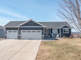 932 Farmers Ridge Trl, Belle Plaine, MN 56011