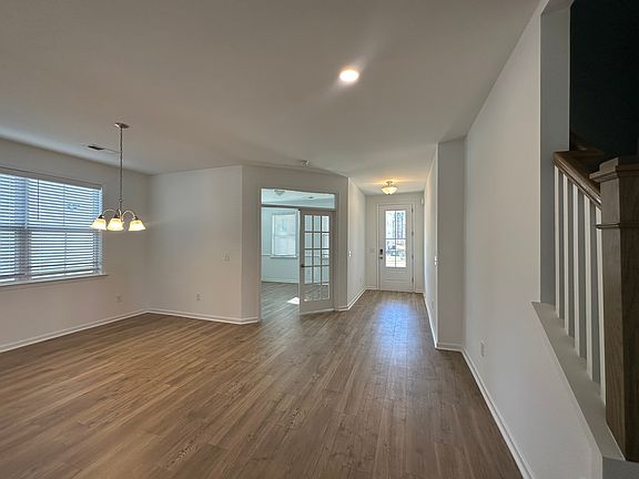 3rd image of 18 Thorne St