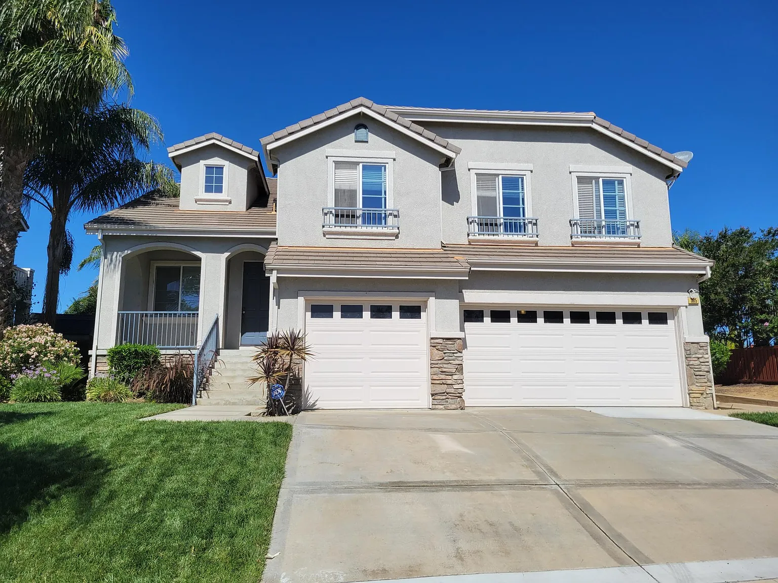 385 Roundhill Dr photo 1