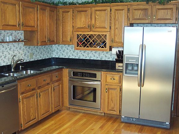 Updated kitchen w/granite