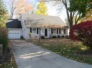 1064 Village Dr, Bowling Green, OH 43402