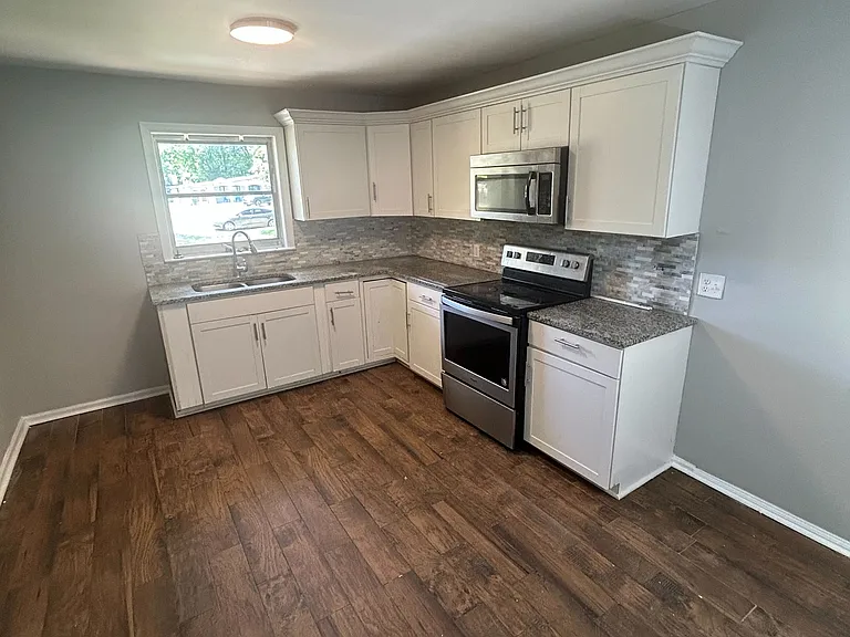 2633 Ashlawn Dr — Photo 3