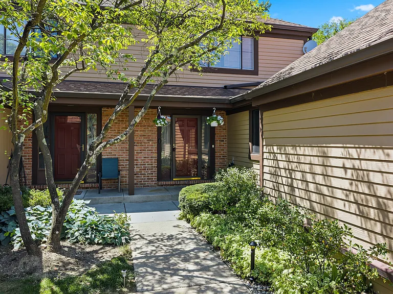 1542 Anderson Ln — Photo 3