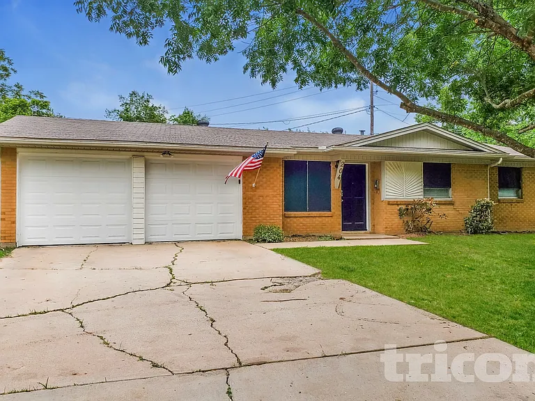 204 NW Jayellen Ave — Photo 2