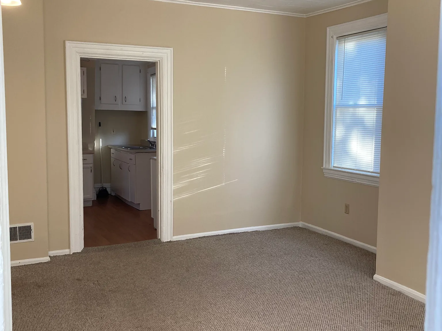 1 bed, 1000 sqft, $1,150 — Photo 3