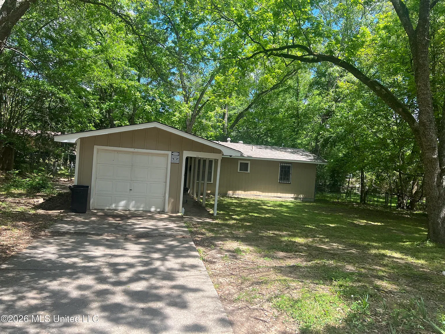 3 bed, 1.0 bath, 1246 sqft, $1,000 — Photo 1