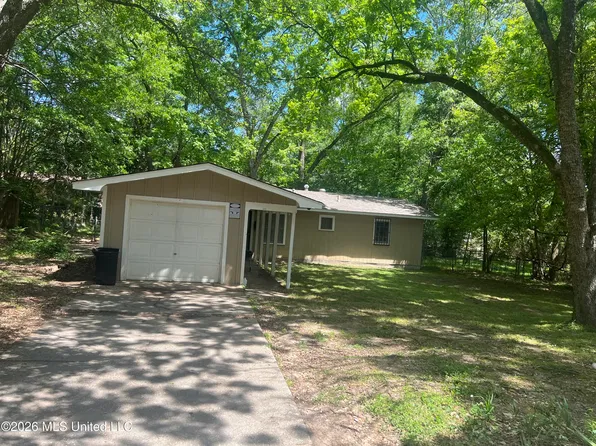 352 Queen Theresa Ln, Jackson, MS 39209