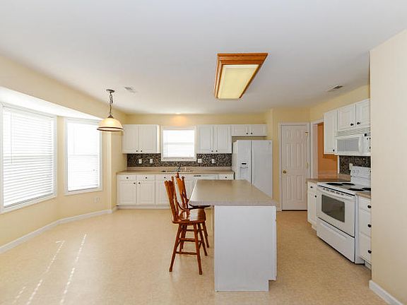 5th image of 7516 Broken Creek Ln