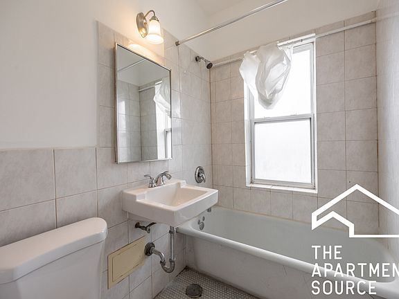 4th image of 2714 N Milwaukee Ave #200