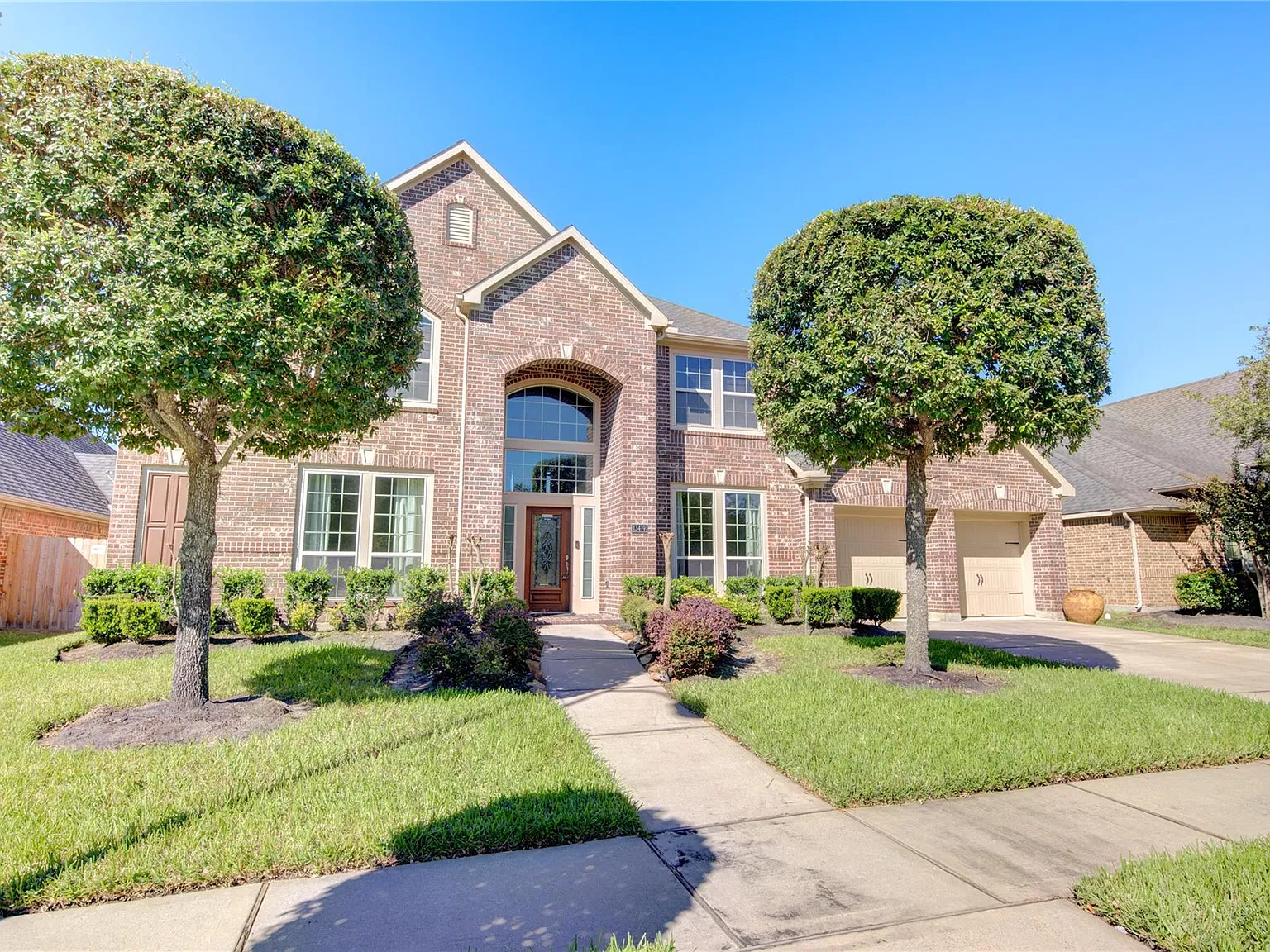 5 bed, 4.5 bath, 4253 sqft, $3,900 — Photo 1