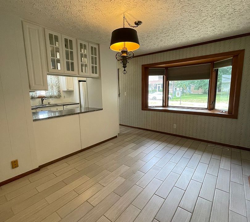 1st image of 1313 Warren Dr