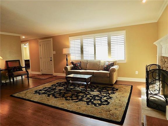 3rd image of 806 Linda Ln