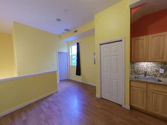 2nd image of 1826 W Diamond St #C