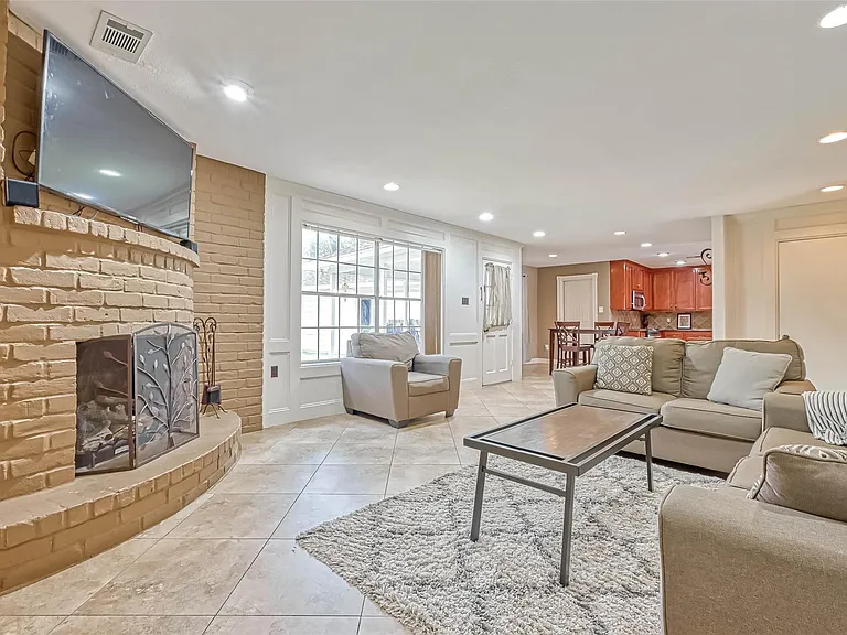 711 Lodgehill Ln — Photo 12
