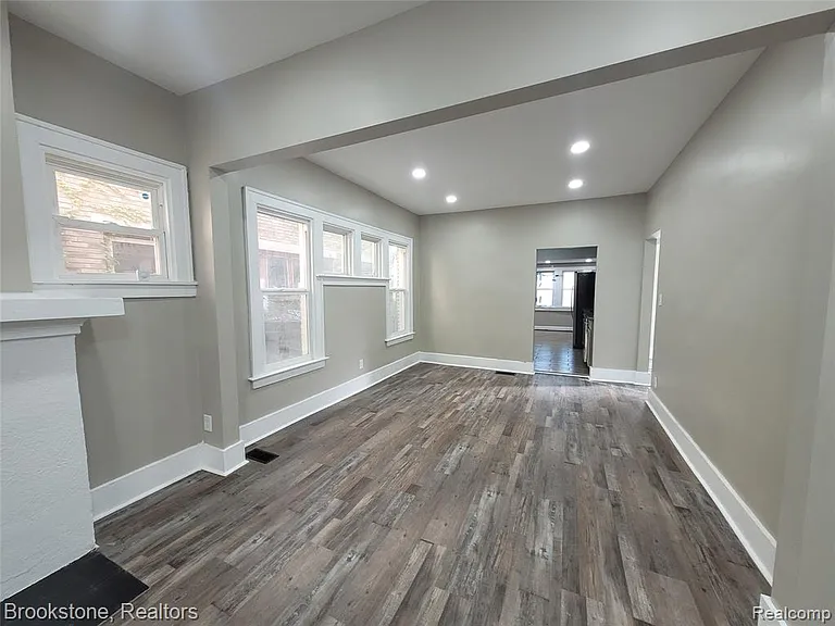 3241 Lawrence St — Photo 5