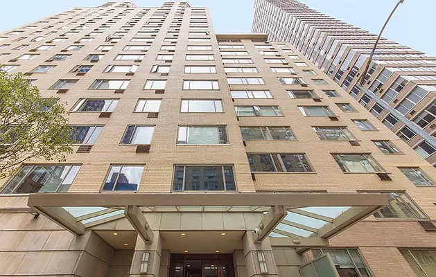 Sold by Bizzarro Agency | media 1