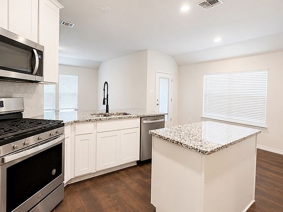 3rd image of 4411 Stockdale Ln