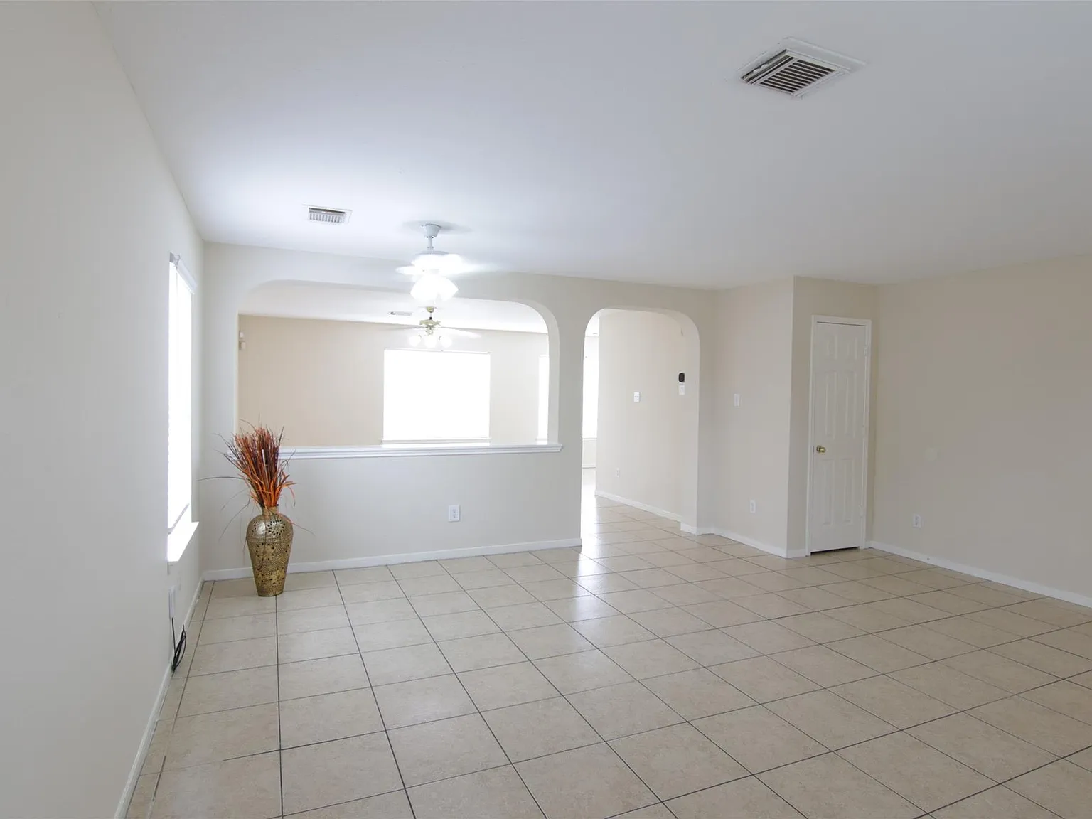 3 bed, 2.5 bath, 2363 sqft, $1,995 — Photo 3