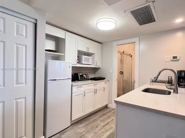 26 Diplomat Pkwy #2308, Hallandale, FL 33009