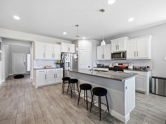 3rd image of 186 Dogwood Ave