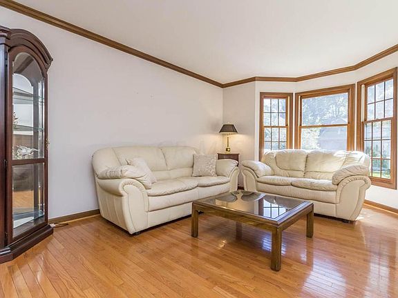 5th image of 611 Brook Run Dr