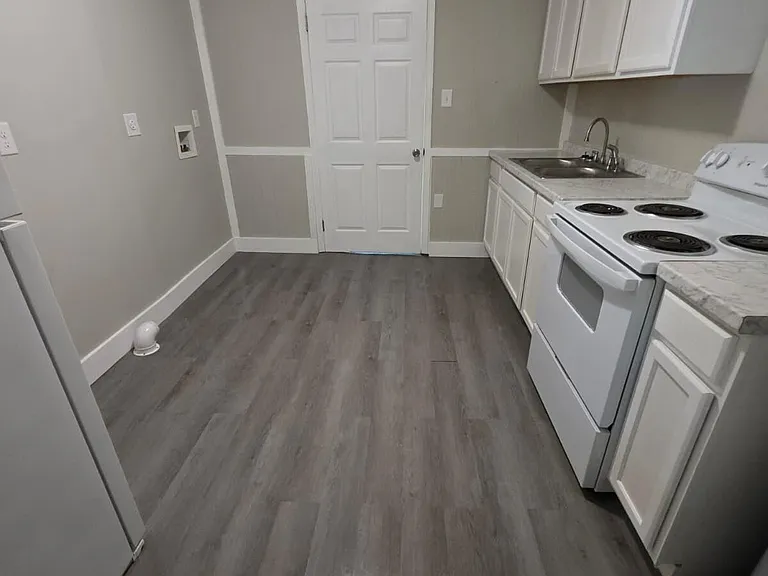 255 Watkins St — Photo 7