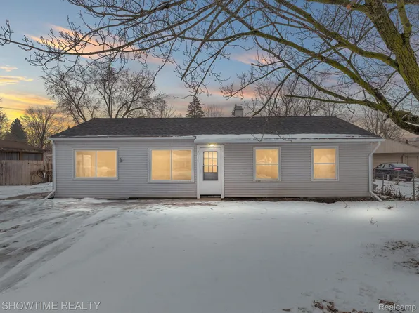 3717 Queensbury Rd, Orion, MI 48359