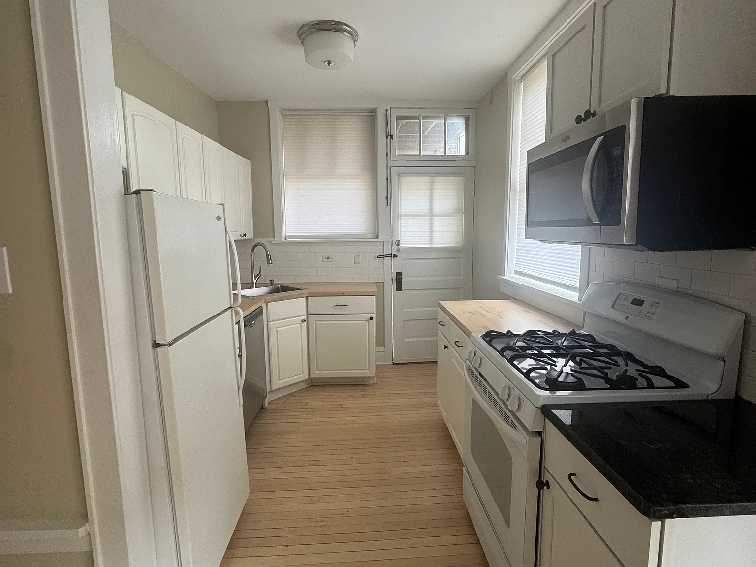 2 bed, 900 sqft, $2,000 — Photo 2