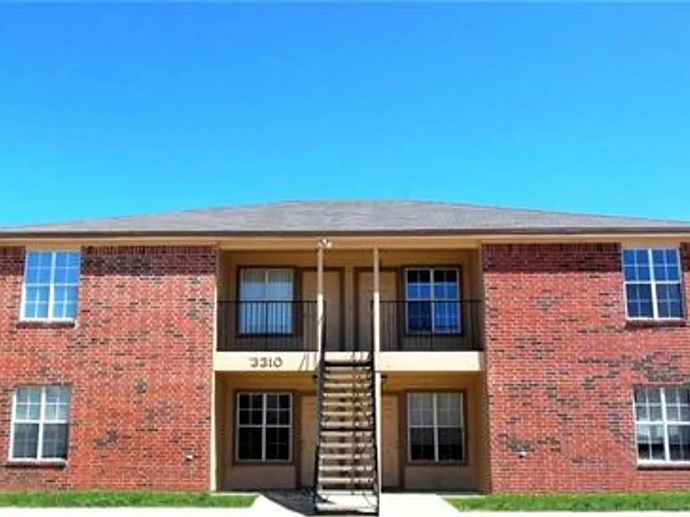 3310 Barcelona Dr — Photo 2
