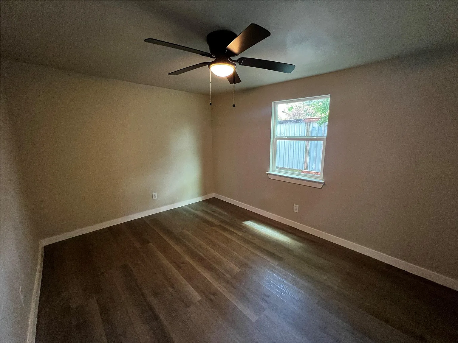 3 bed, 1.0 bath, 1244 sqft, $1,595 — Photo 2