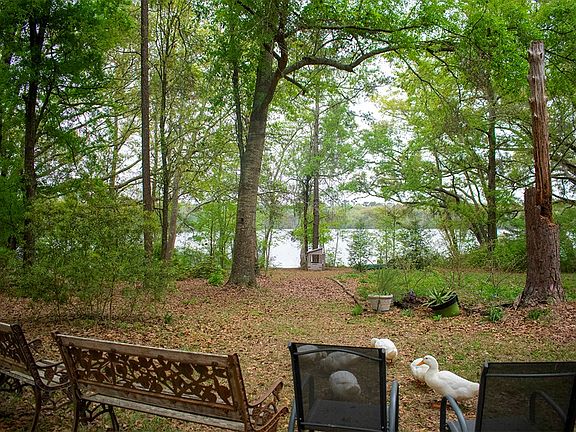 3rd image of 122 Woodland Ln