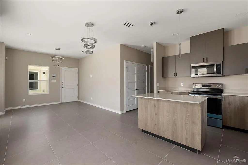 2 bed, 2.0 bath, 3846 sqft, $1,000 — Photo 3