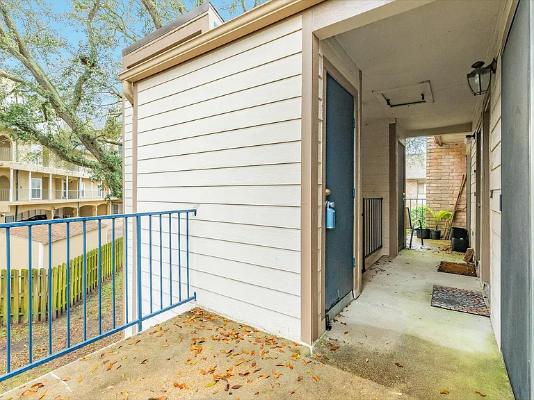 7128 N Holiday Dr — Photo 4