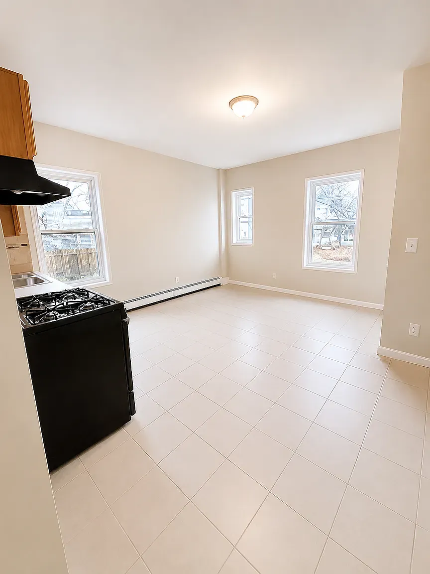 3 bed, 1000 sqft, $2,094 — Photo 2