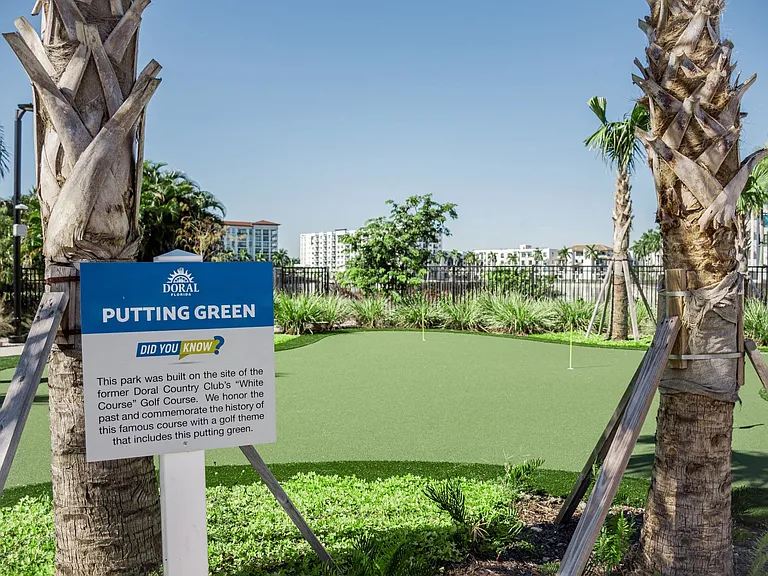 Access to mini-golf