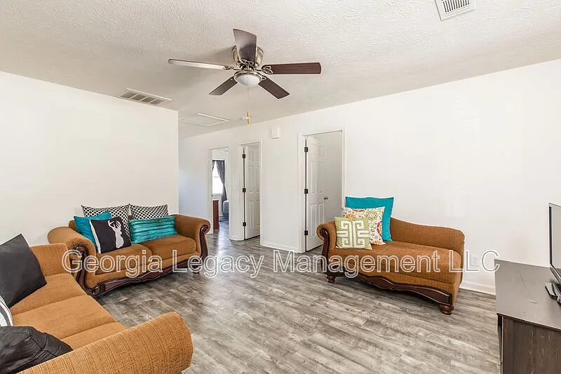 2 bed, 1.0 bath, 875 sqft, $1,175 — Photo 3