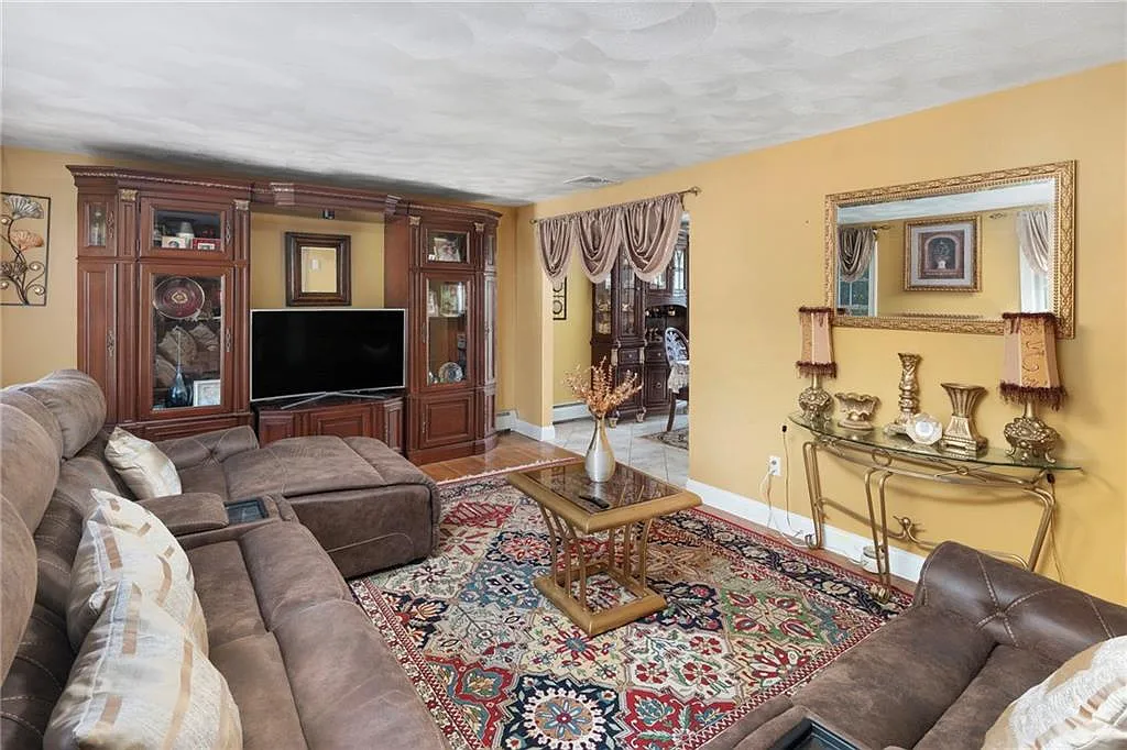 3 bed, 1.5 bath, 1352 sqft, $3,500 — Photo 3