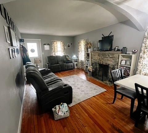 4th image of 305 E Franklin Ave