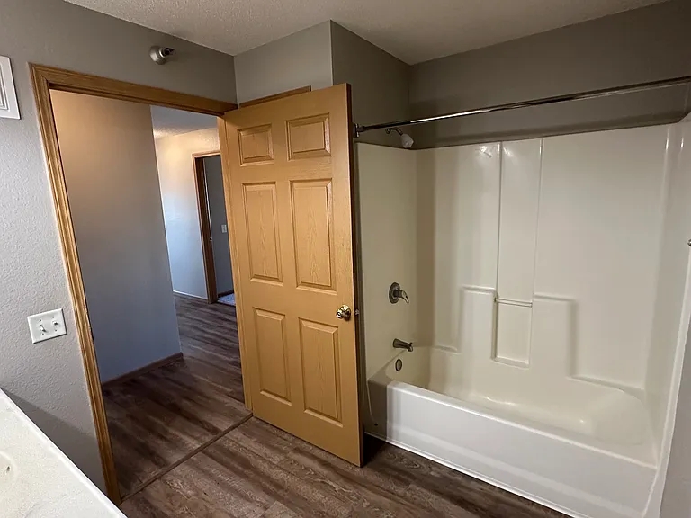 Meadowlark Apartments — Photo 11