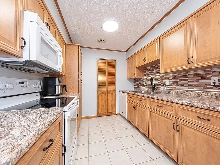 300 Gilkeson Rd #12A — Photo 6