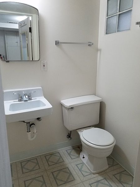 2nd image of 1110 1/2 E Lewis St