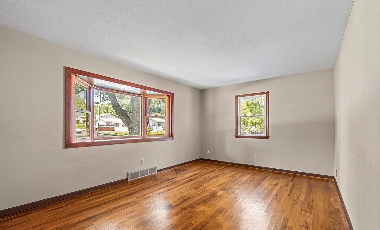 6 bed, 2000 sqft, $2,500 — Photo 3
