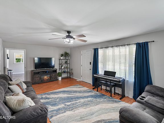 3rd image of 2105 NE Jayne Ln