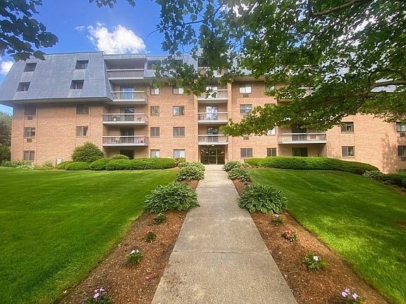 3rd image of 70 E Shrewsbury Grn