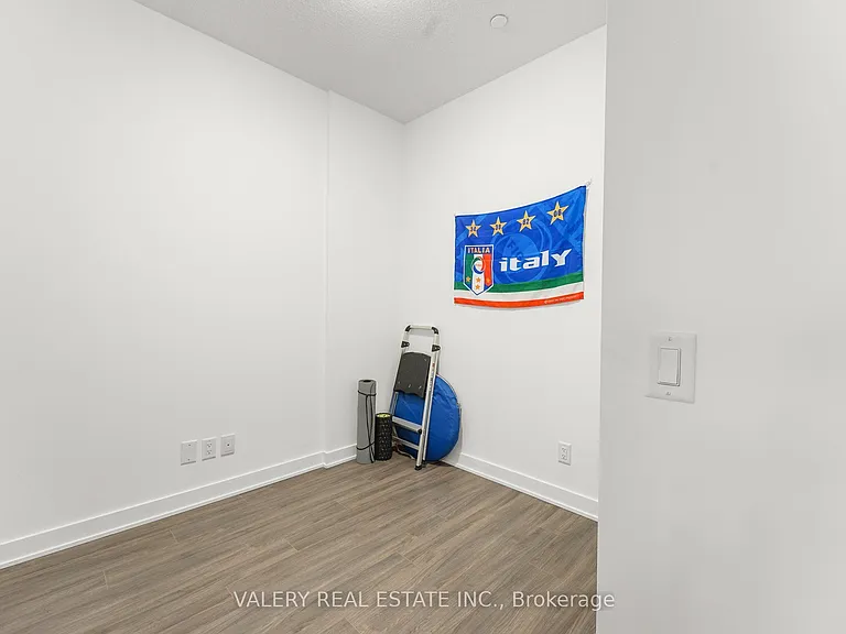 681 Yonge St #615 — Photo 14