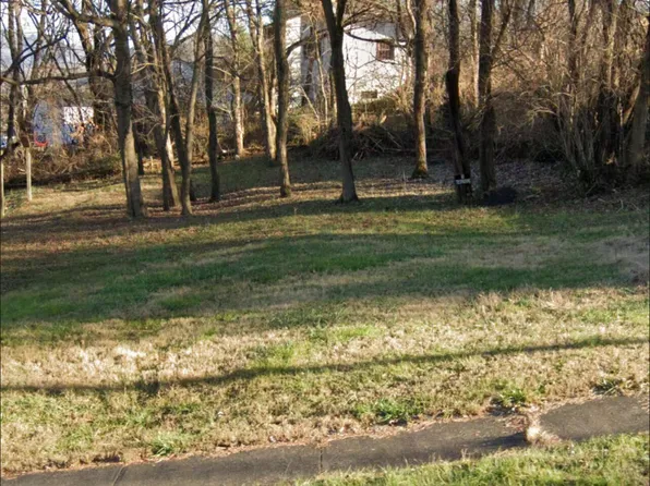 Oak St, Elizabethton, TN 37643