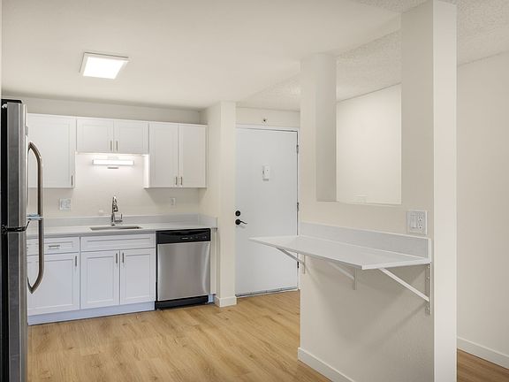 5th image of 3025 NE 137th St APT 408